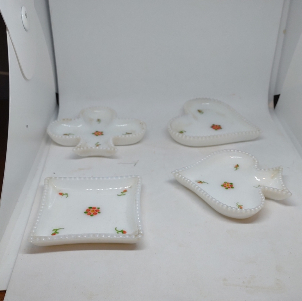 Vintage-Set of 4 Milk Glass with Roses PLAYING CARDS NUT Snack Dishes - Picture 2 of 4